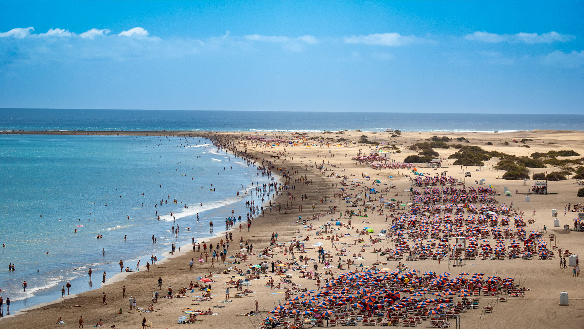 Die Playa del Inglés mit den Ausläufern der Dünen von Maspalomas – im Übergangsbereich liegt der bekannteste FKK-Bereich der Insel.