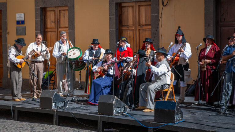 Die Folklorefeste Gran Canarias zeigen traditionelle Trachten und zählen zu den kulturellen Höhepunkten der Insel.