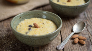Frangollo ist ein traditionelles kanarisches Dessert aus Maisgrieß, Milch, Zucker und Zimt.