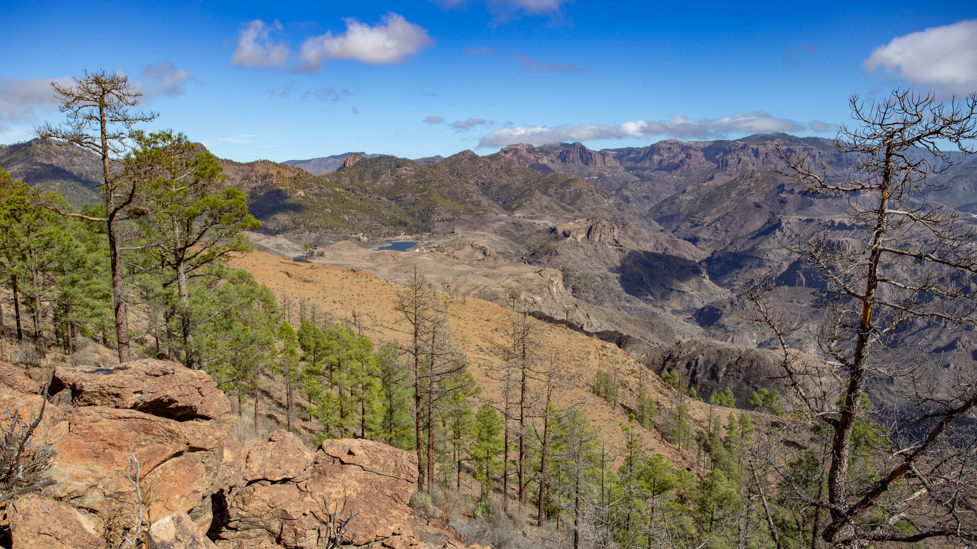 Gebirgslandschaft vom Gipfelplateau des Montaña de Tauro (1.225 m).