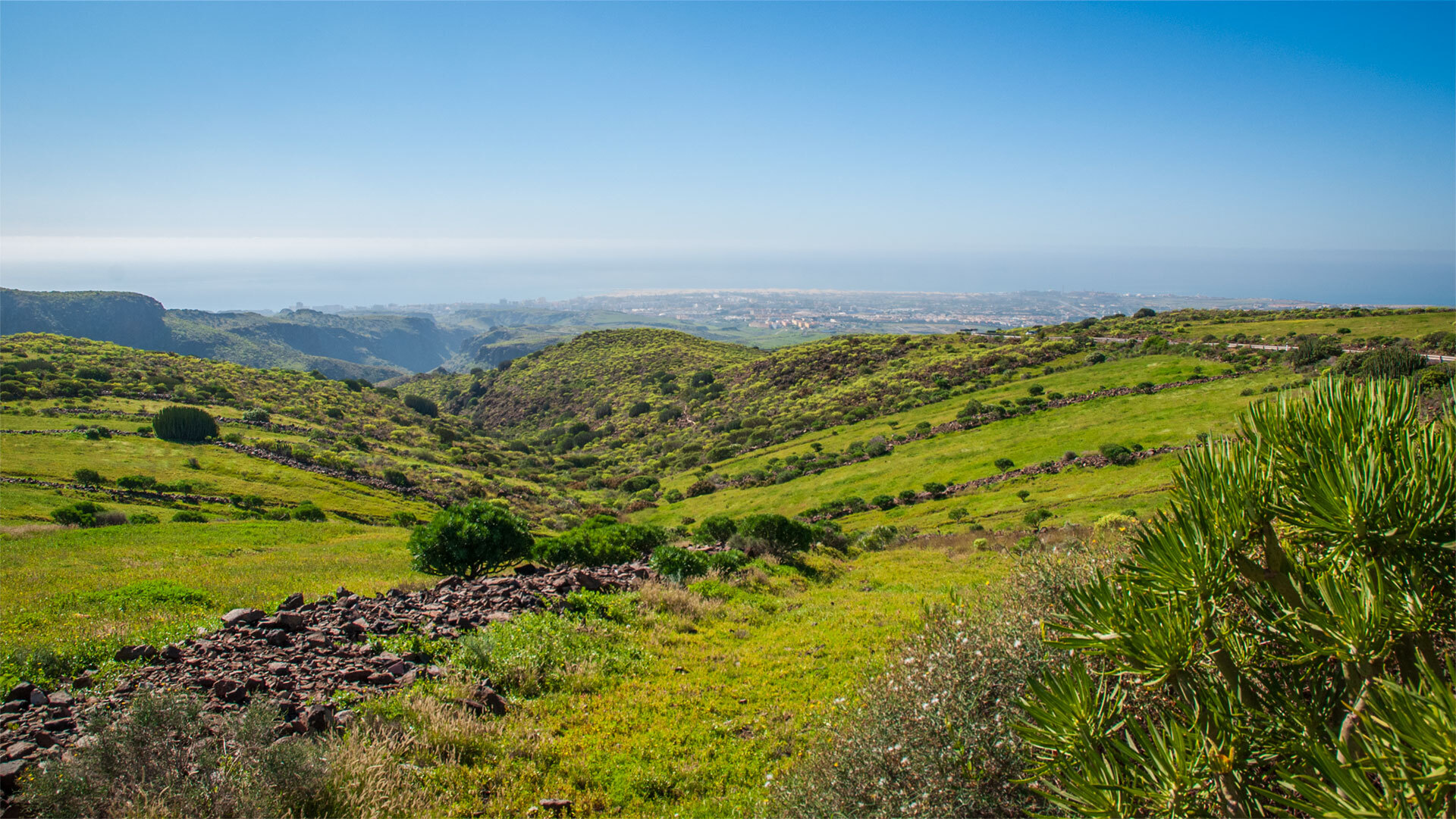 Für Wanderer bietet der April die letzte grüne Landschaft vor dem Sommer bevor die Insel sich in kargeres Gelb kleidet.