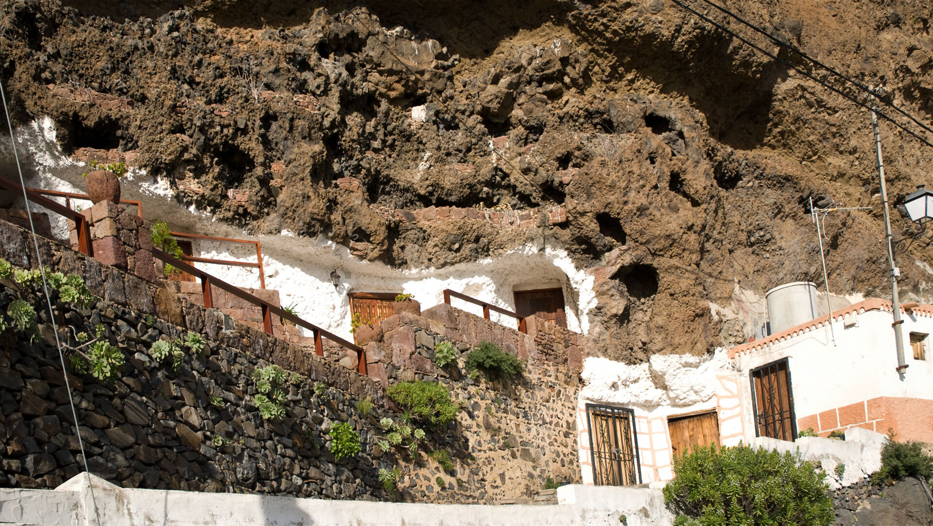 Höhlenwohnungen in Artenara auf Gran Canaria – modern ausgestattet, kaum von außen erkennbar, seit Jahrhunderten bewohnt.