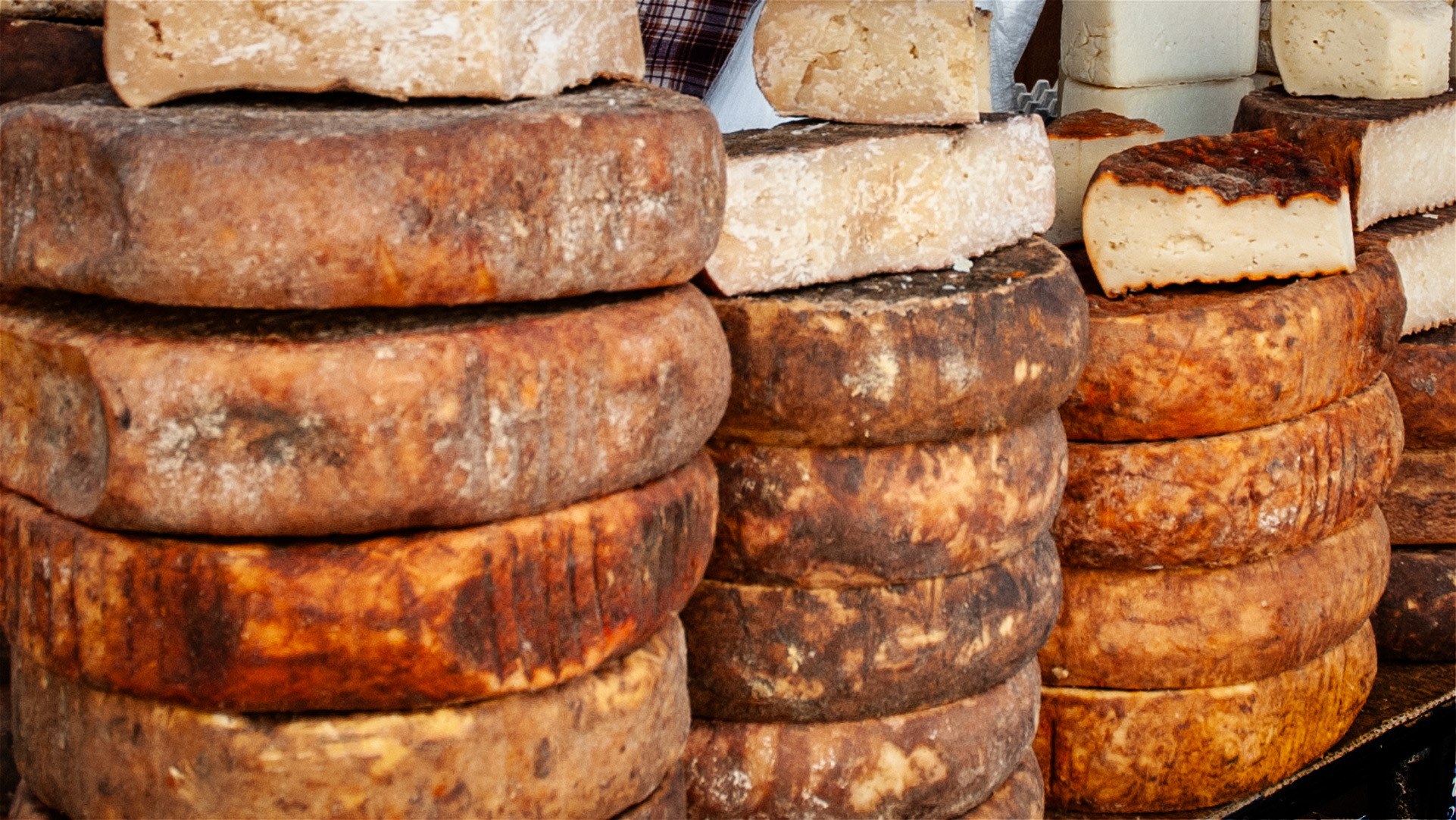 Der Wochenmarkt von Vega de San Mateo bietet kanarischen Käse aus regionaler Herstellung.