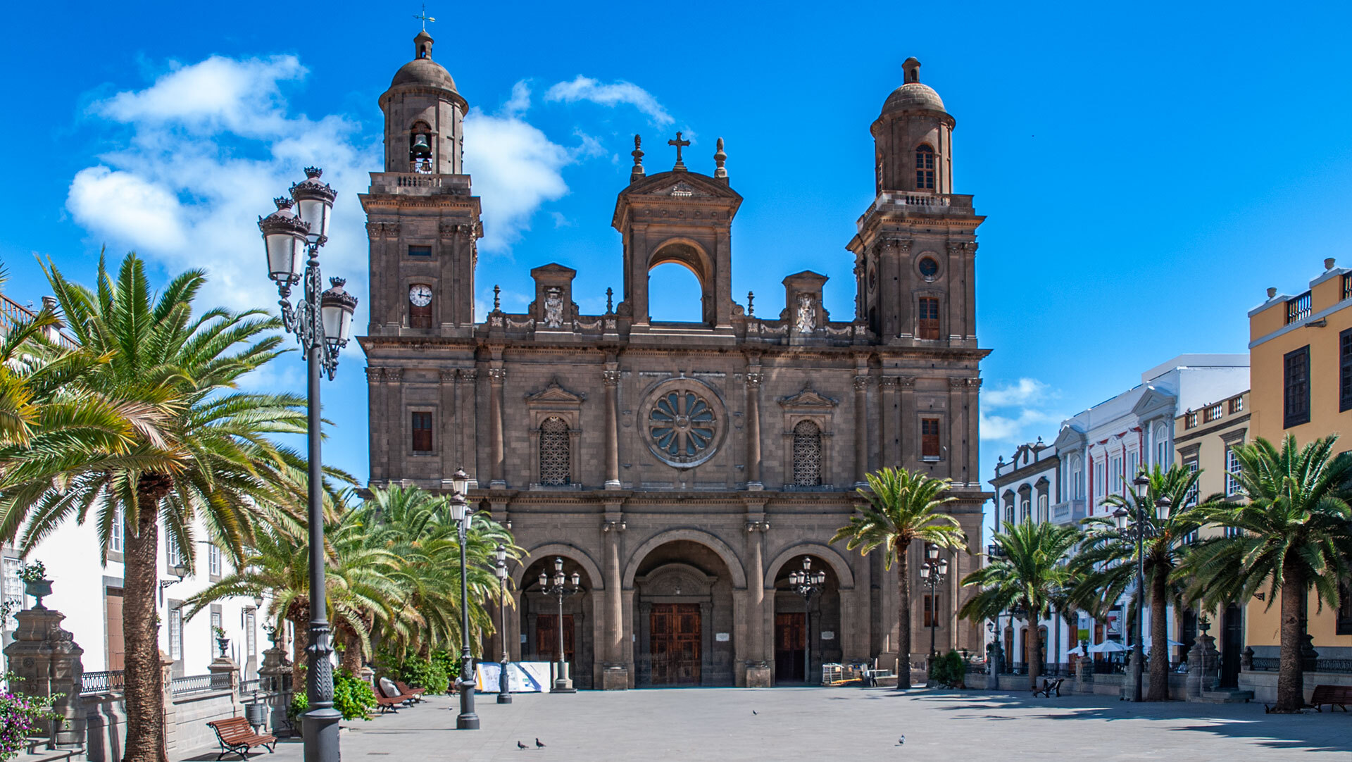 Die Plaza Santa Ana mit der Catedral de Canarias in Las Palmas de Gran Canaria – das historische Herz der Inselhauptstadt.