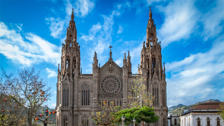 Die Kirche Parroquia de San Juan Bautista in Arucas auf Gran Canaria – neogotische Architektur aus dunklem Basalt.
