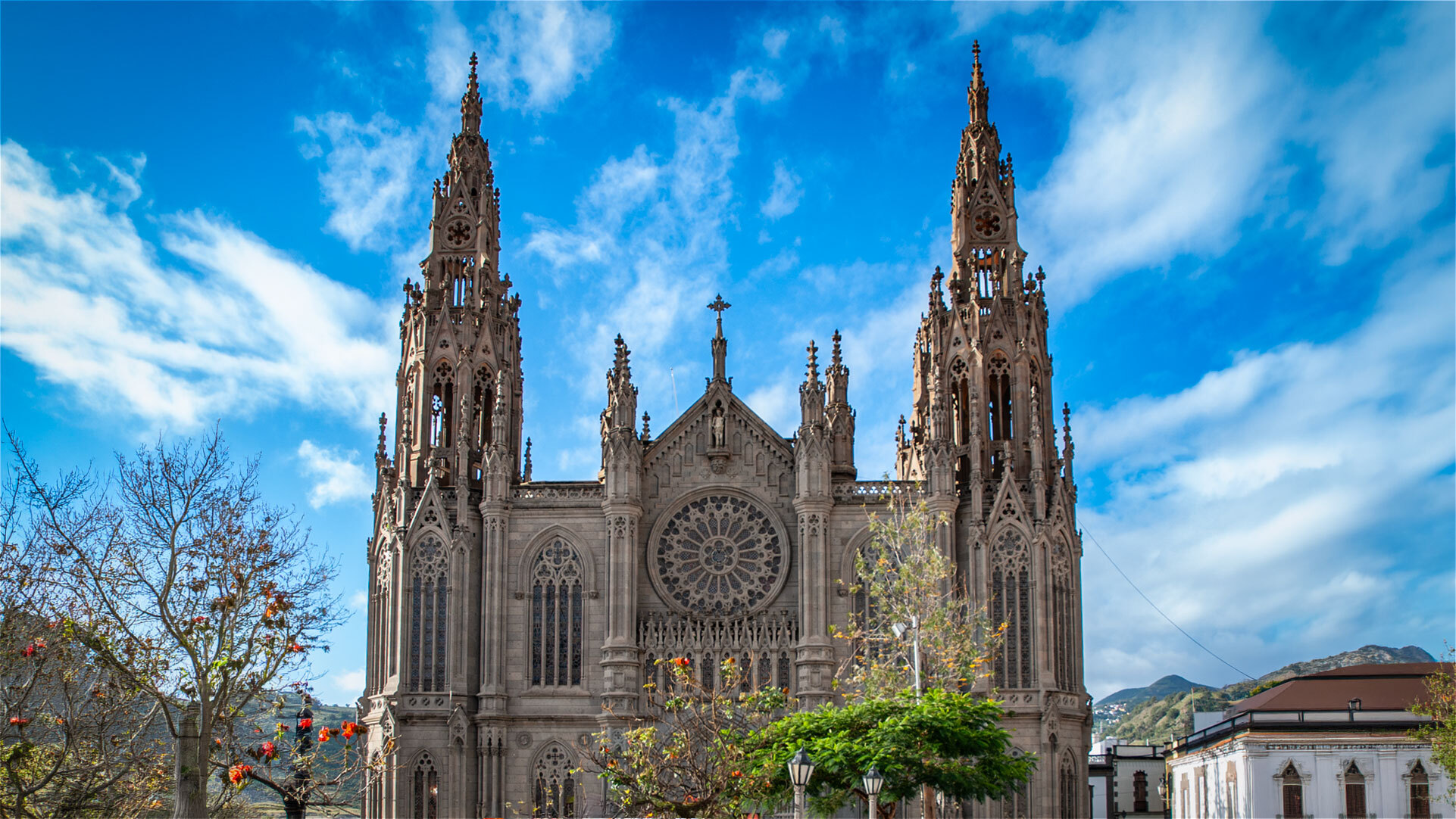Die Kirche Parroquia de San Juan Bautista in Arucas auf Gran Canaria – neogotische Architektur aus dunklem Basalt.