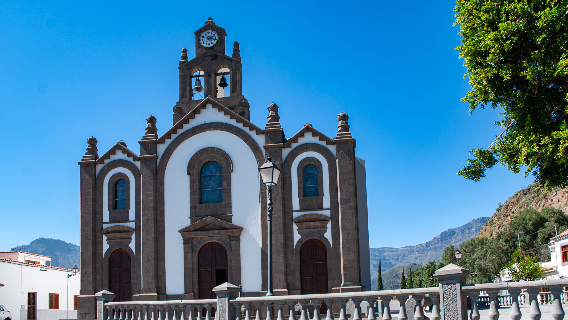 Die Kirche Parroquia de Santa Lucía – die barocke Dorfkirche aus dem 18. Jahrhundert dominiert den Hauptplatz.