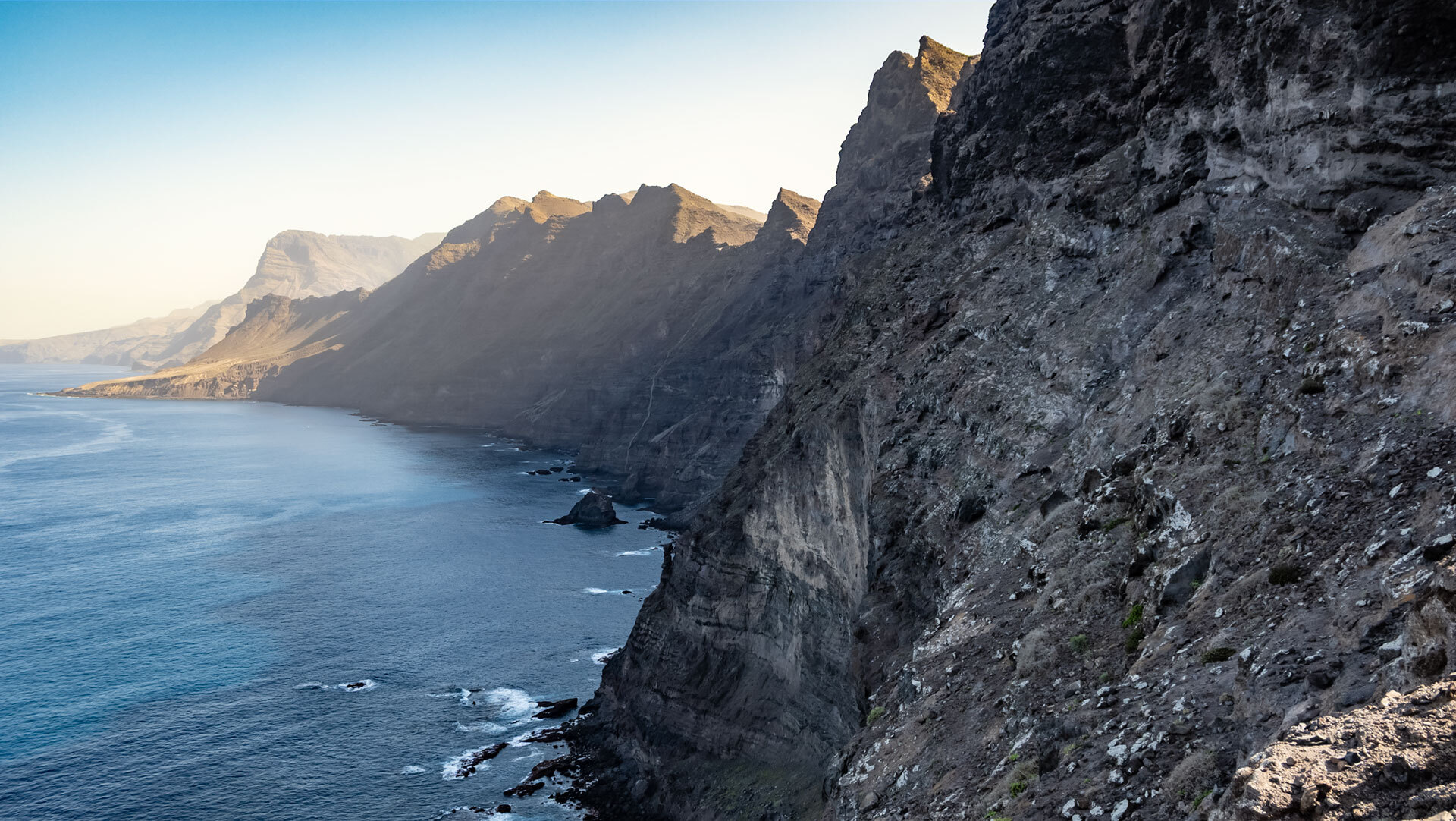 Der Blick entlang der Steilküste des Andén Verde zeigt eine der eindrucksvollsten Küstenlandschaften im Nordwesten Gran Canarias.