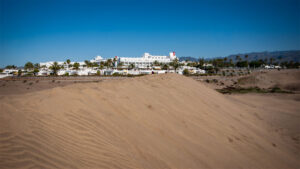 Direkt neben den Hotels und Promenaden liegt das Dünenfeld der Dunas de Maspalomas.