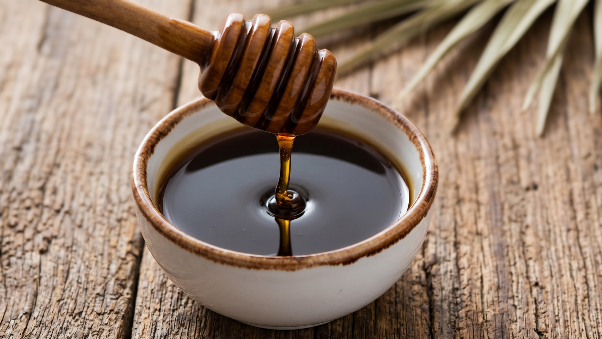 Miel de Palma ist ein traditioneller Palmensirup, der aus dem Saft der kanarischen Dattelpalme gewonnen wird.