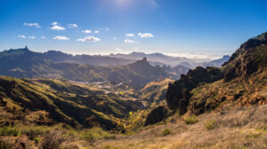 Vom Mirador Degollada de las Palomas öffnet sich der Blick auf die Caldera de Tejeda mit Bentayga und Nublo.