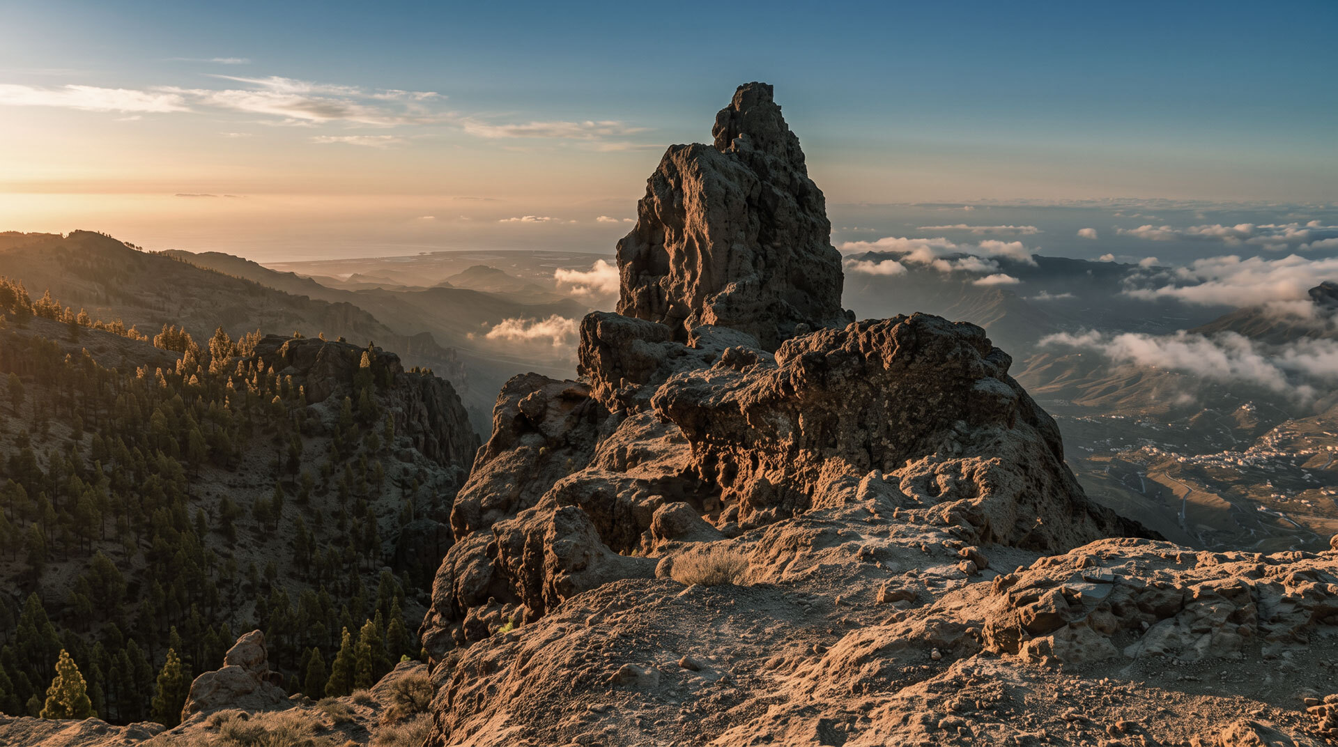 Von La Punta öffnet sich der Blick über Soria – ein weites Panorama, das Stausee und Bergwelt in einem Bild vereint.