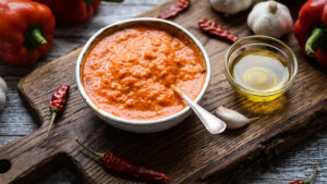 Mojo rojo – scharf-würzig in kräftigem Rot, die feurigere der beiden klassischen Saucen der kanarischen Küche.