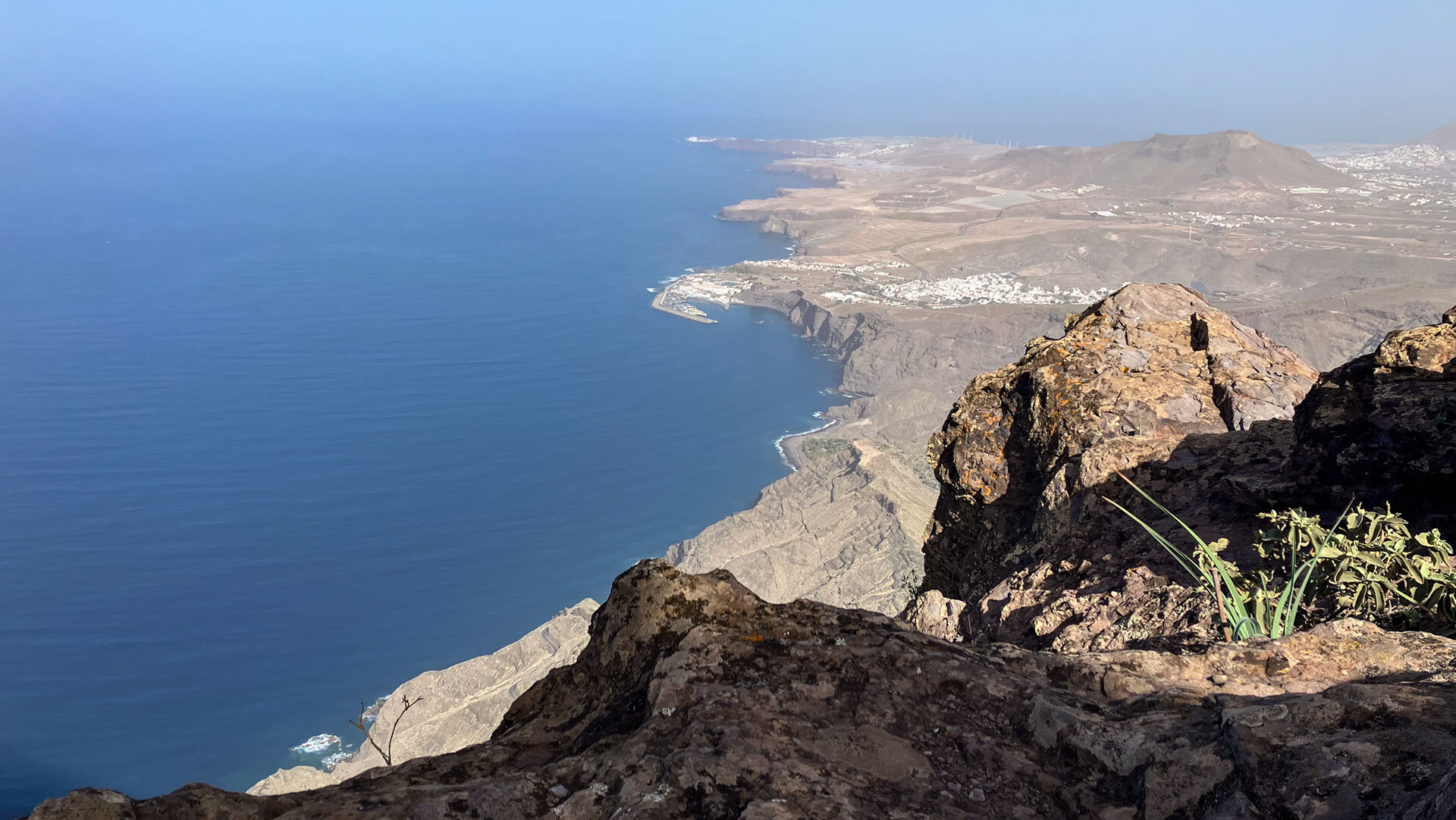Vom Morro de las Lechugas fällt der Blick zur Küste mit dem Puerto de las Nieves bei Agaete.