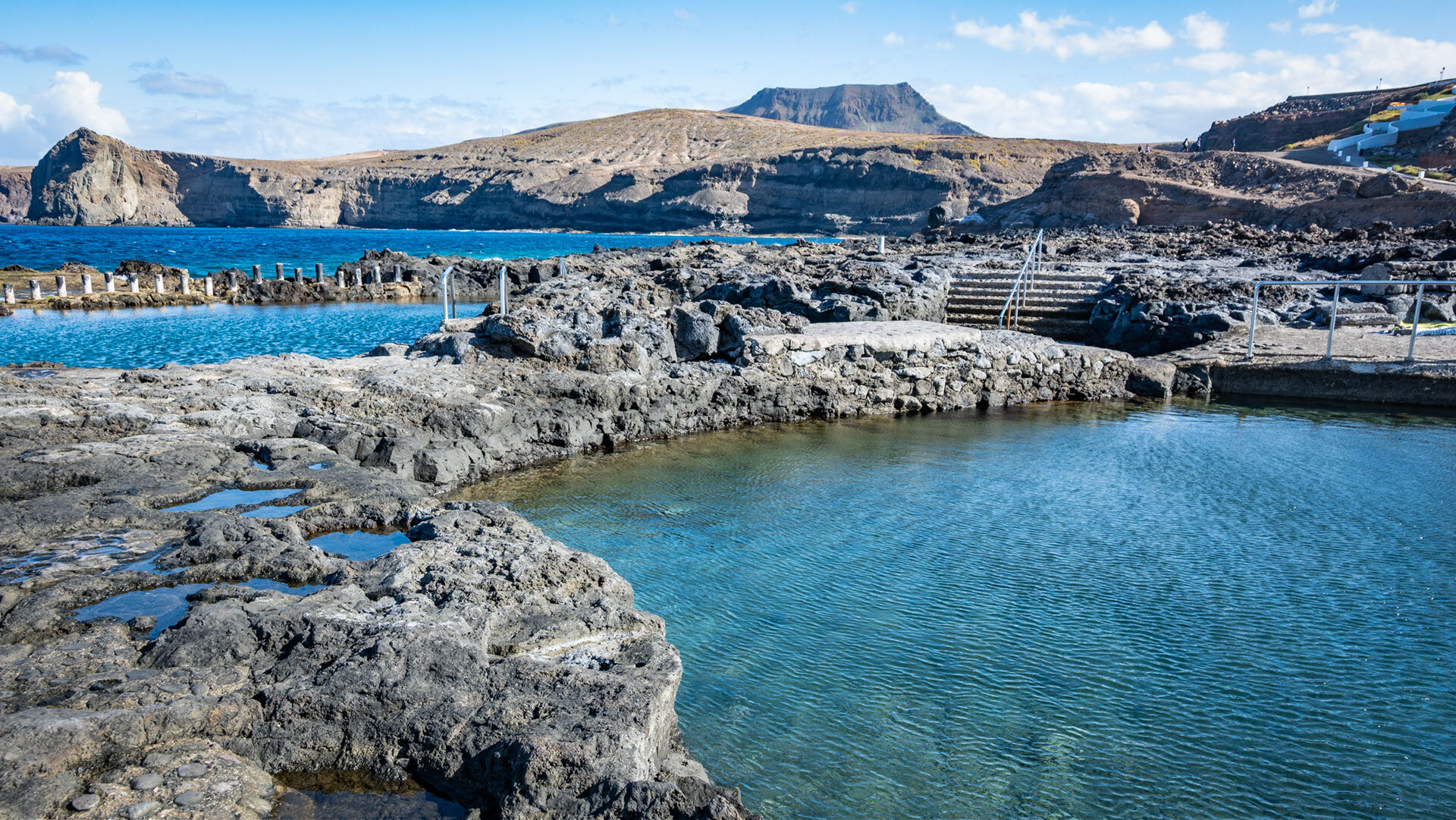 Die Piscina Natural von Agaete – natürliche Becken, eingebettet in schwarzes Vulkangestein.
