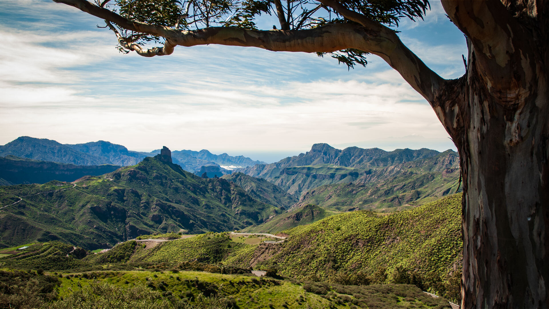 Das Panorama von der Cruz de Tejeda zeigt den Roque Bentayga inmitten der zerklüfteten Bergwelt Gran Canarias.