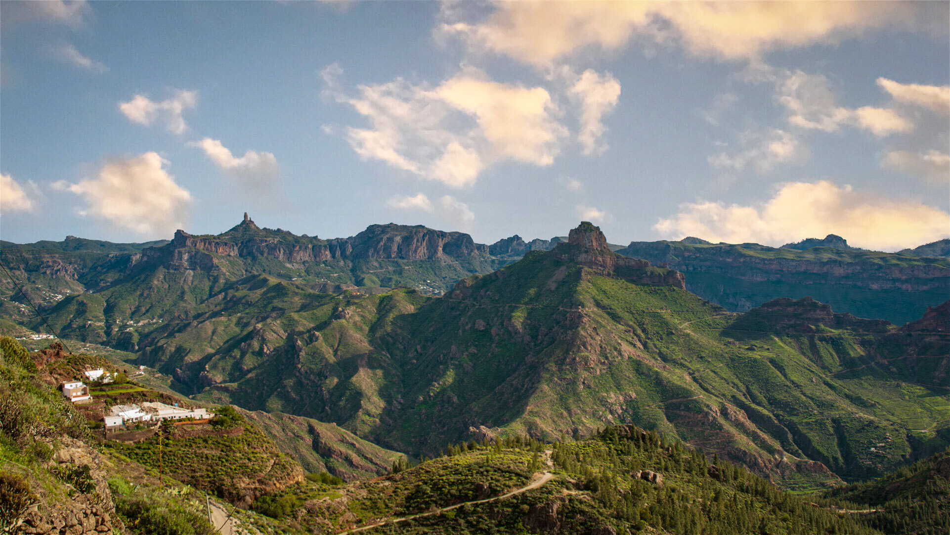 Blick auf Roque Bentayga und Roque Nublo vom Mirador de Unamuno