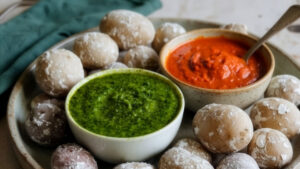 Papas Arrugadas mit Mojo – kleine, in Salzwasser gegarte Kartoffeln, begleitet von scharfer roter oder grüner Sauce, der Inbegriff kanarischer Küche.