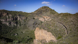 Der Pico de Bandama erhebt sich über die Caldera de Bandama – ein Aussichtspunkt, der den gewaltigen Vulkankrater in seiner ganzen Weite zeigt.