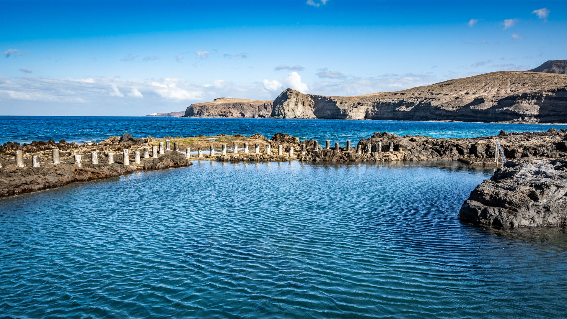 Die Piscina Natural am Puerto de las Nieves lädt zum Bad im klaren Meerwasser ein.