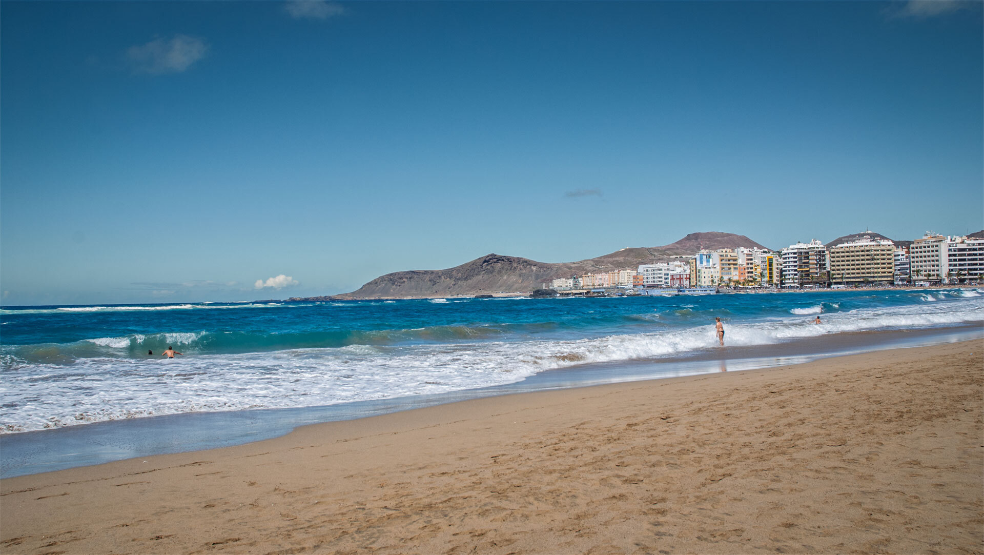 Die Playa de Las Canteras in Las Palmas de Gran Canaria – Stadtstrand.