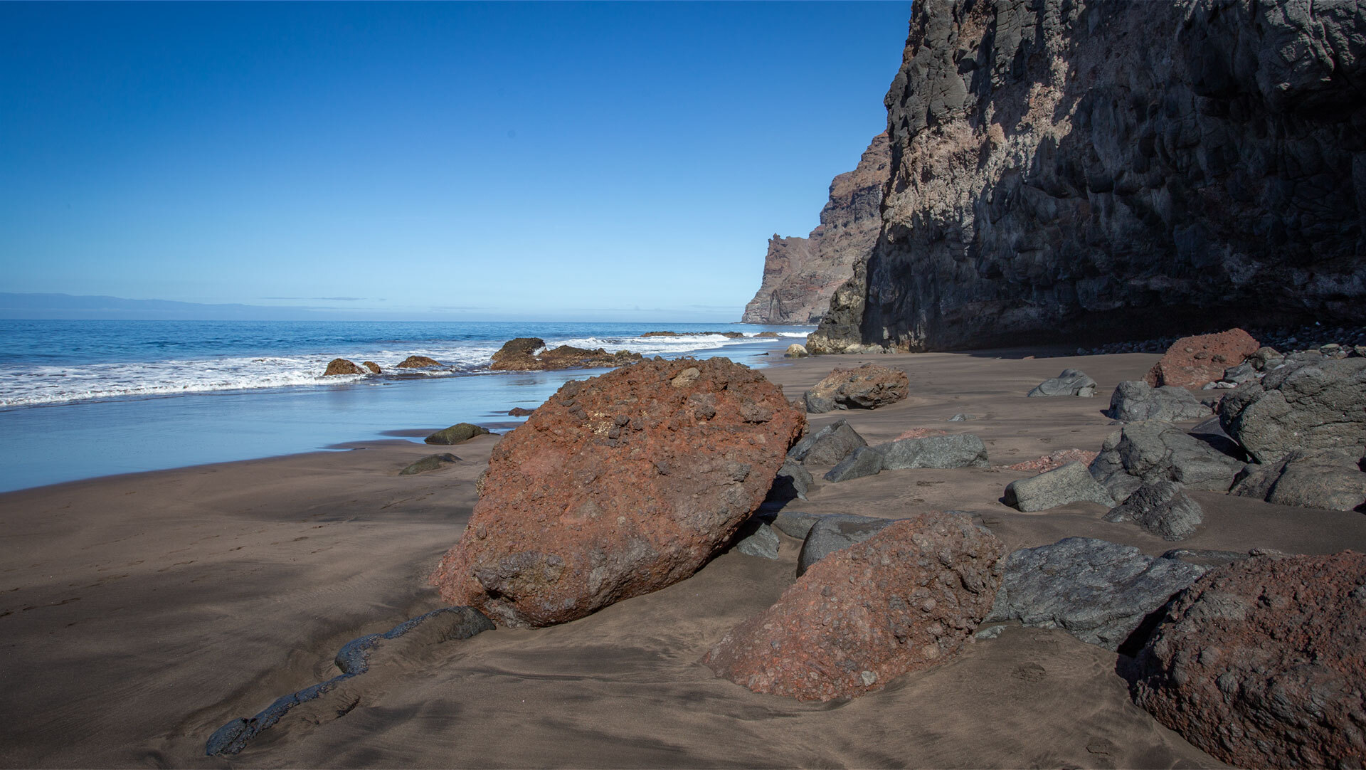 Blick über den grandiosen schwarzen Sandstrand an der Playa de Güigüí auf Gran Canaria