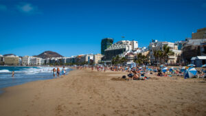 Der feine Goldsand der Playa de Las Canteras – mitten in der Inselhauptstadt Las Palmas de Gran Canaria.