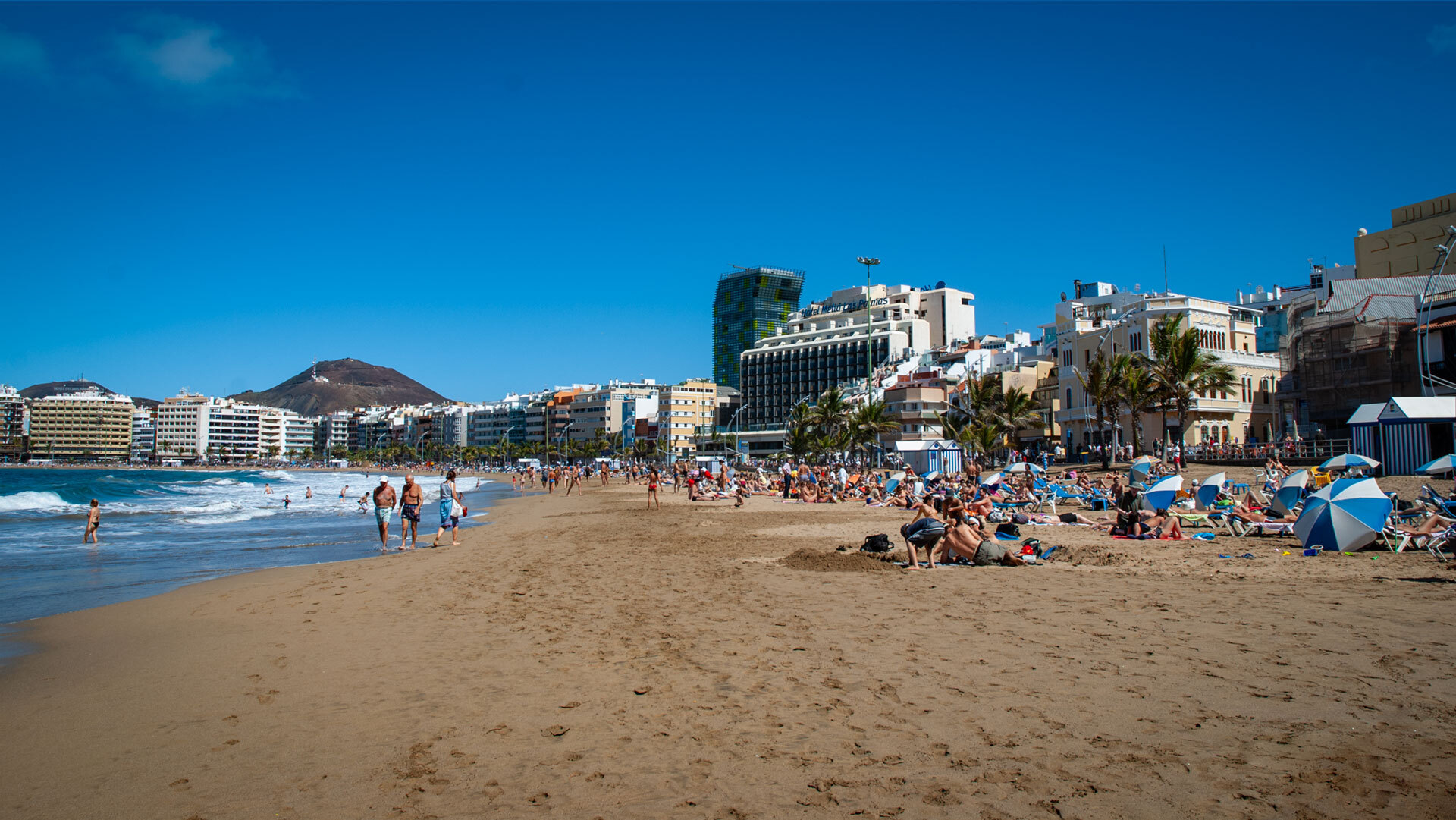 Der feine Goldsand der Playa de Las Canteras – mitten in der Inselhauptstadt Las Palmas de Gran Canaria.