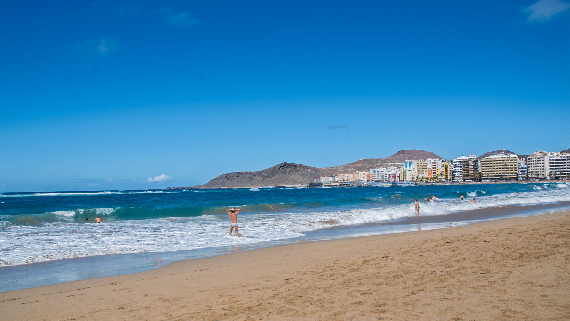 Die Playa de Las Canteras liegt im Norden Gran Canarias in Las Palmas und zählt zu den beliebtesten Stadtstränden Europas.