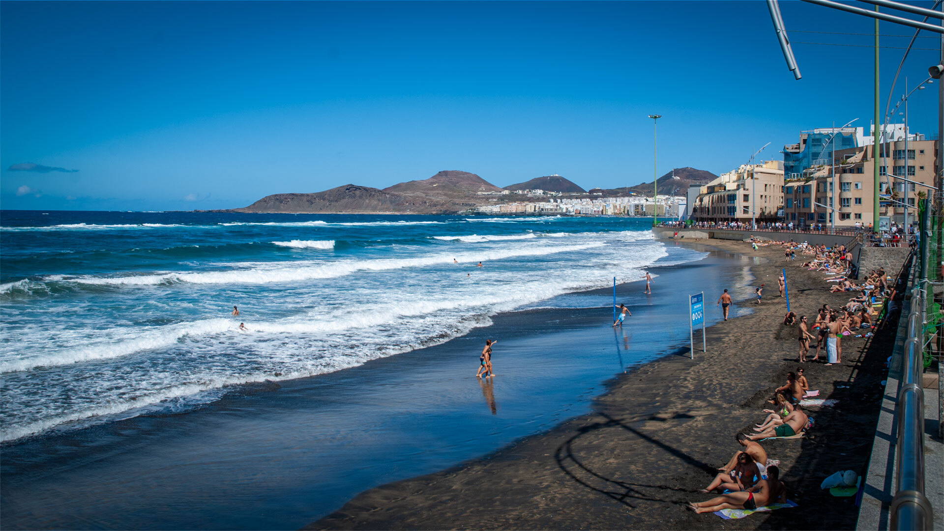 Der schöne Stadtstrand der Playa de Las Canteras – die Promenade ist zu jeder Tages- und Nachtzeit belebt.