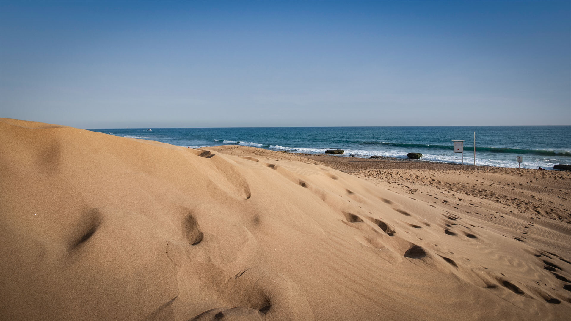Playa de Maspalomas auf Gran Canaria – links die Dünen, rechts der offene Atlantik.