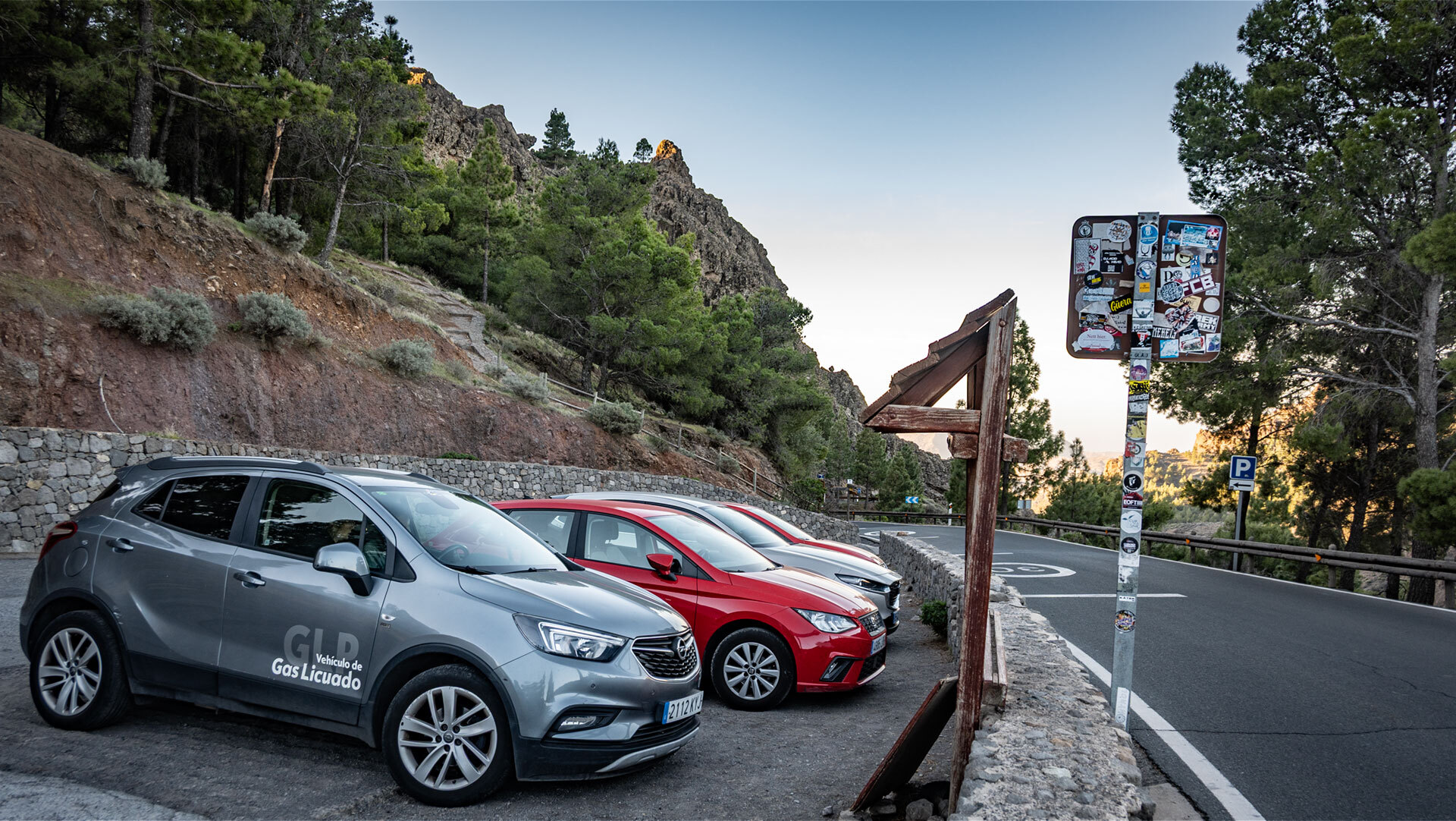 Autoaufbrüche auf Wanderparkplätzen kommen vor, weshalb keine Wertsachen im Auto zurückgelassen werden sollten.