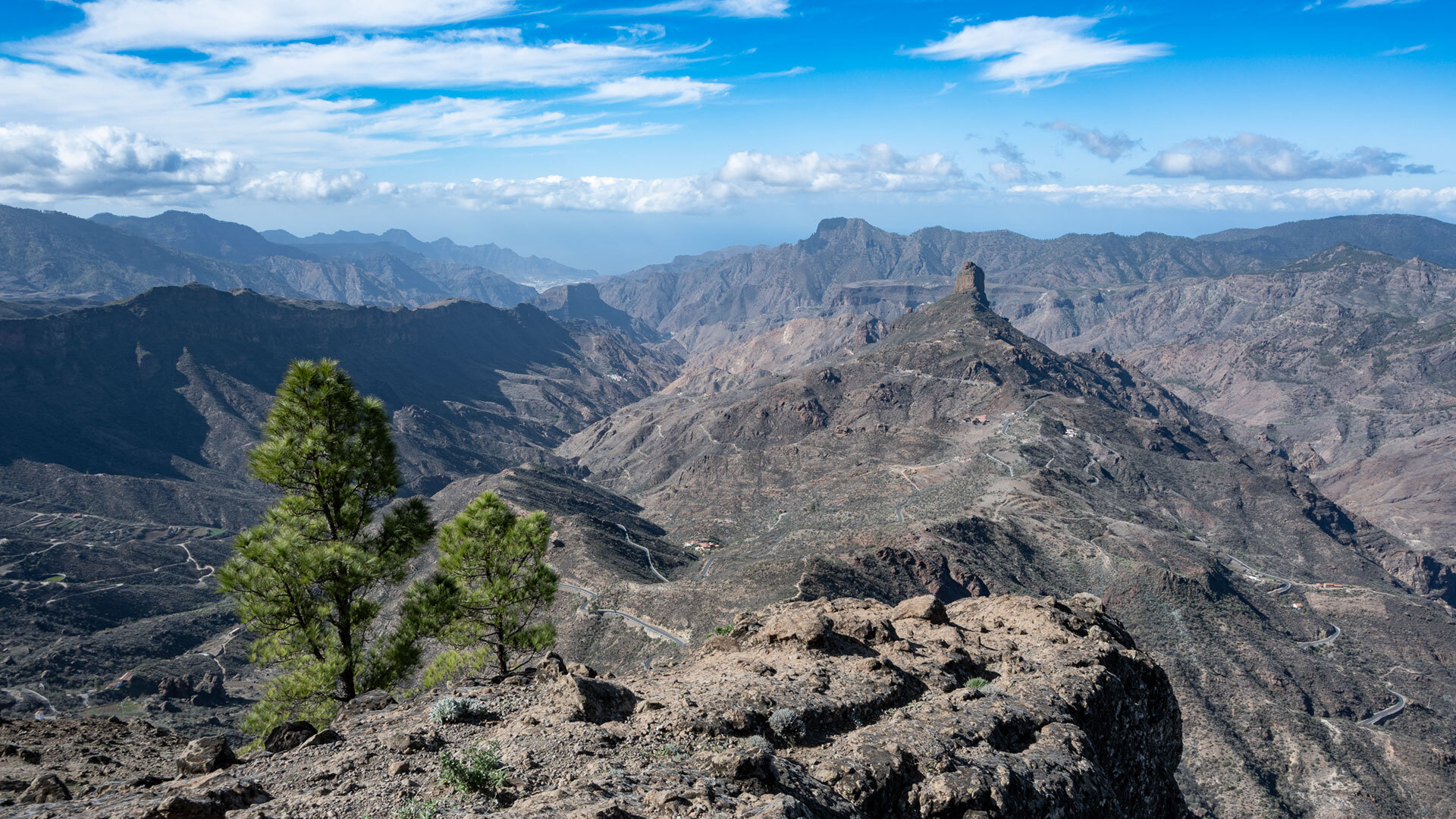 Das Bergpanorama vom Risco La Fogalera zeigt den Roque Bentayga inmitten der zerklüfteten Bergwelt Gran Canarias.