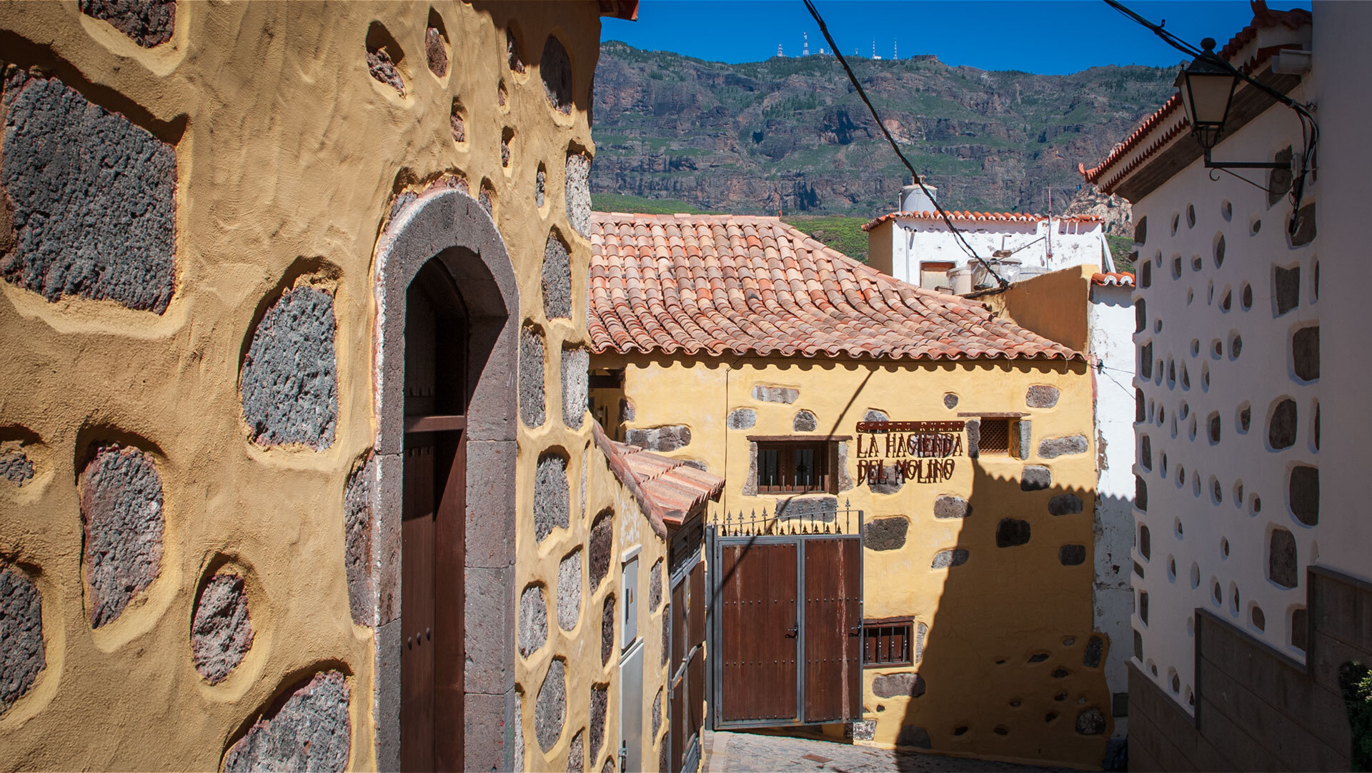 Eine schmale Altstadtgasse zieht sich durch San Bartolomé de Tirajana.