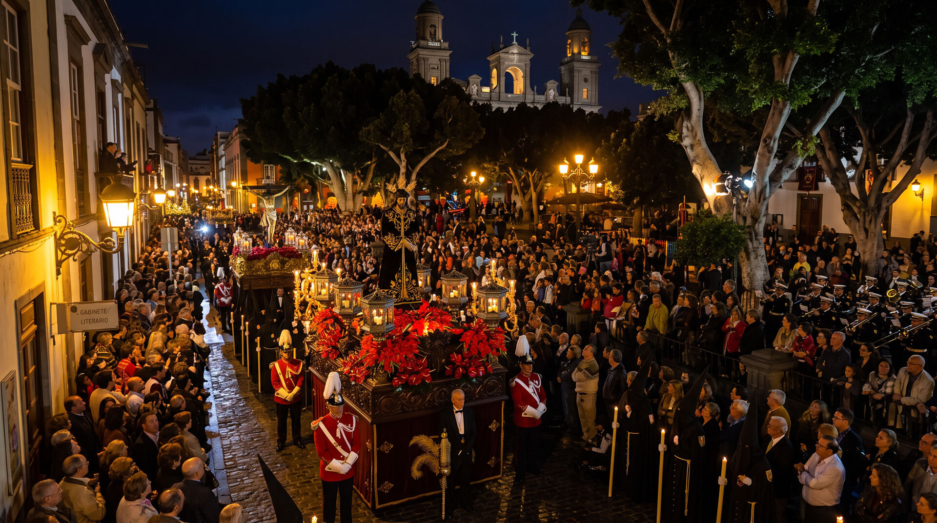 Prozession durch Vegueta in Las Palmas während der Semana Santa – das Osterfest verwandelt das Kolonialviertel in einen lebendigen Kultraum.
