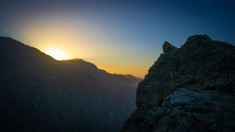Der Sonnenuntergang über dem Hochland Gran Canarias zeigt die Bergwelt der Insel in besonderem Licht.