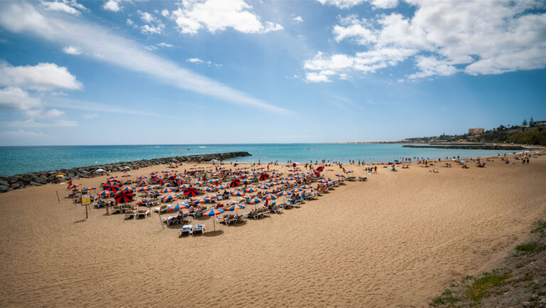 Sonnenplätze an der Playa del Inglés – der berühmteste Strand der Insel zieht das ganze Jahr Besucher aus ganz Europa an.