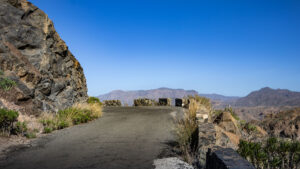 Das Hochland Gran Canarias lässt sich auf kleinen Bergstraßen mit dem Mietwagen erkunden – kurvige Wege, die tief in die Bergwelt führen.
