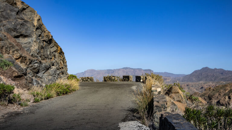 Das Hochland Gran Canarias lässt sich auf kleinen Bergstraßen mit dem Mietwagen erkunden – kurvige Wege, die tief in die Bergwelt führen.