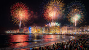 Die Playa de Las Canteras in Las Palmas an Silvester – drei Kilometer Promenade, Livemusik und Feuerwerk über dem Atlantik.