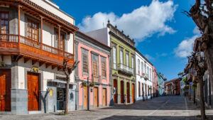 Die Hauptstraße Calle Real de la Plaza in Teror gilt als eine der schönsten kolonialarchitektonischen Achsen der Insel.