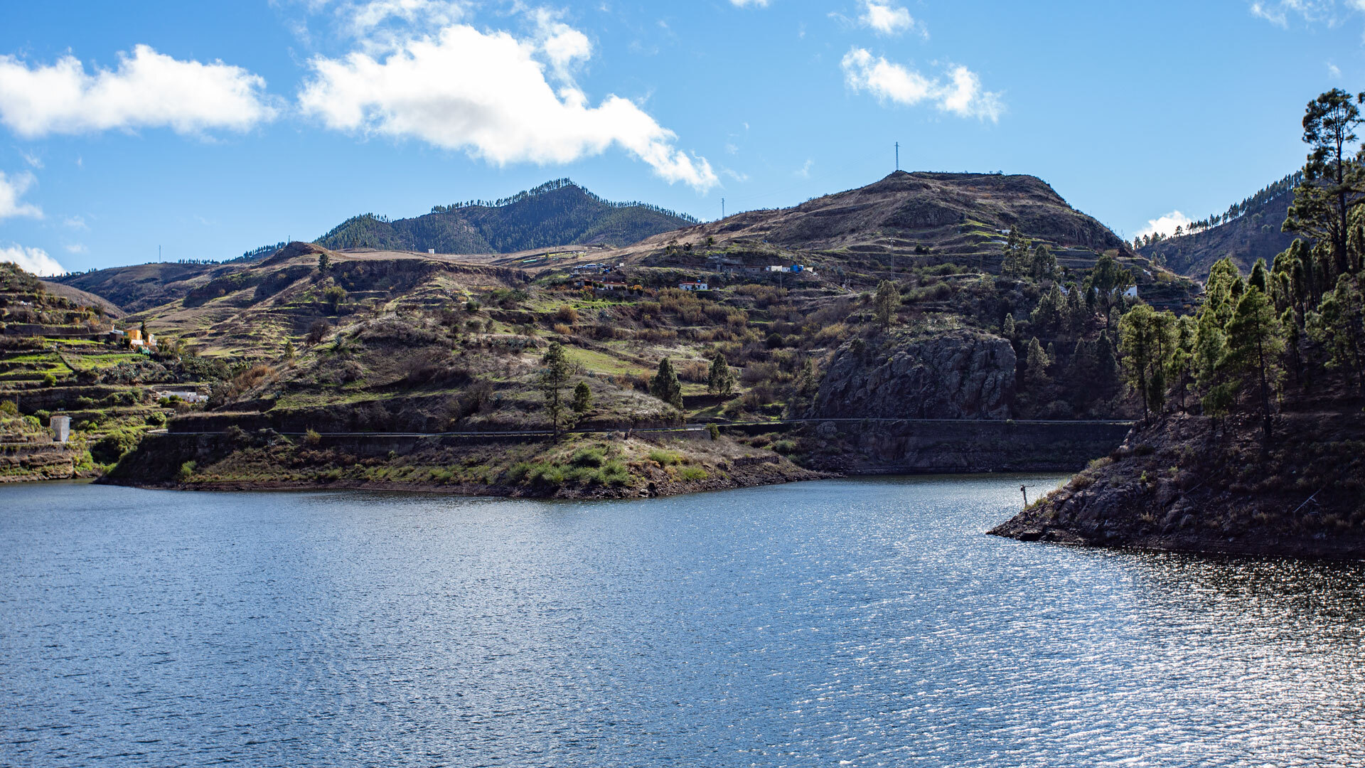 Terrassierte Felder umgeben die Presa de Lugarejos.
