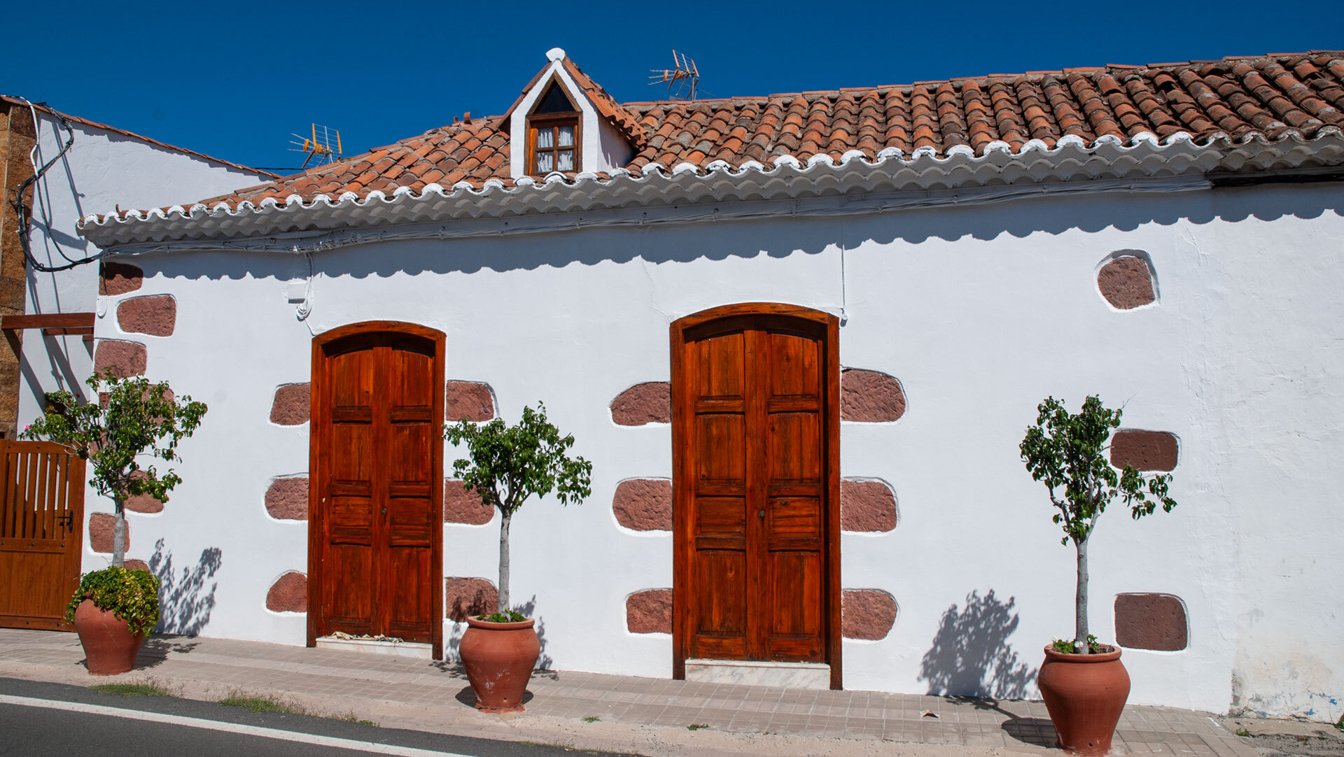 Traditionelle Hausfassaden in Santa Lucía de Tirajana.
