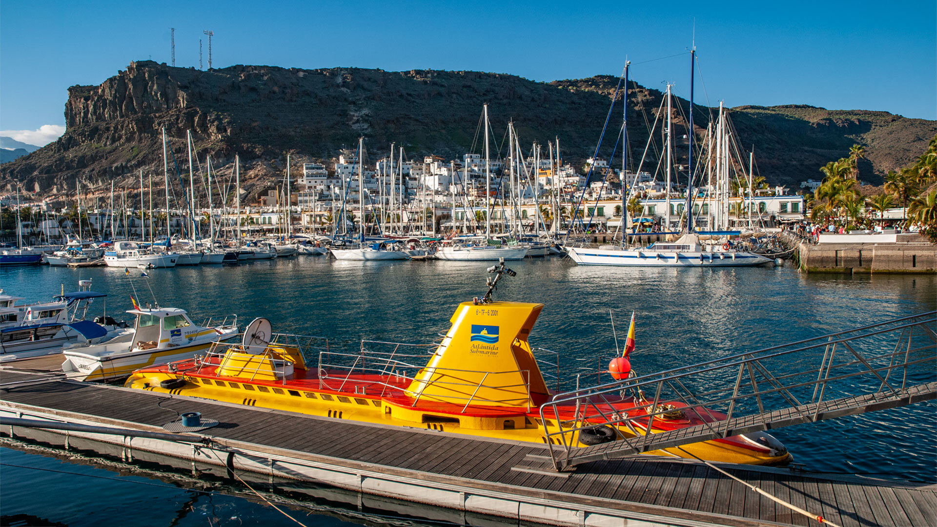 Das gelbe Passagier-U-Boot von Puerto de Mogán bietet Touren unter Wasser vor der Küste Gran Canarias.