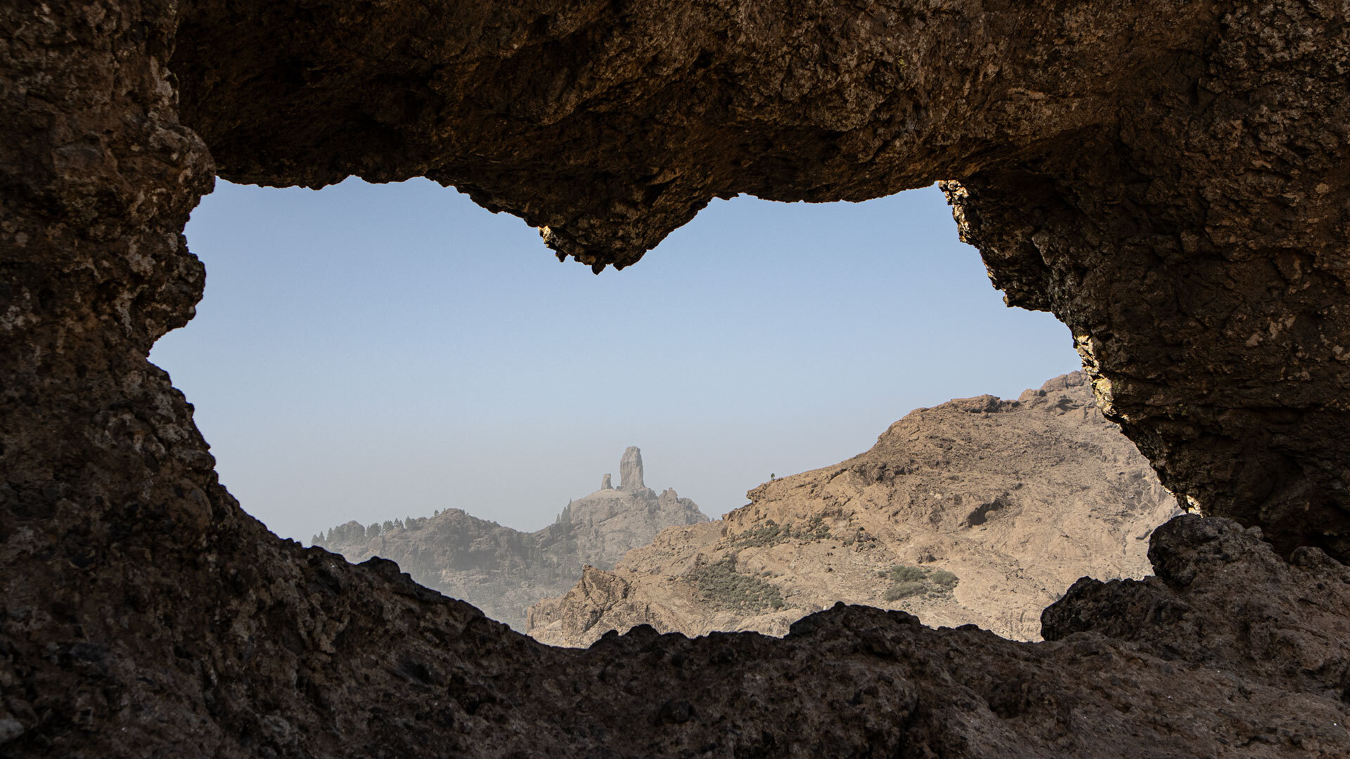 Blick durch die Ventana del Nublo auf den Roque Nublo.