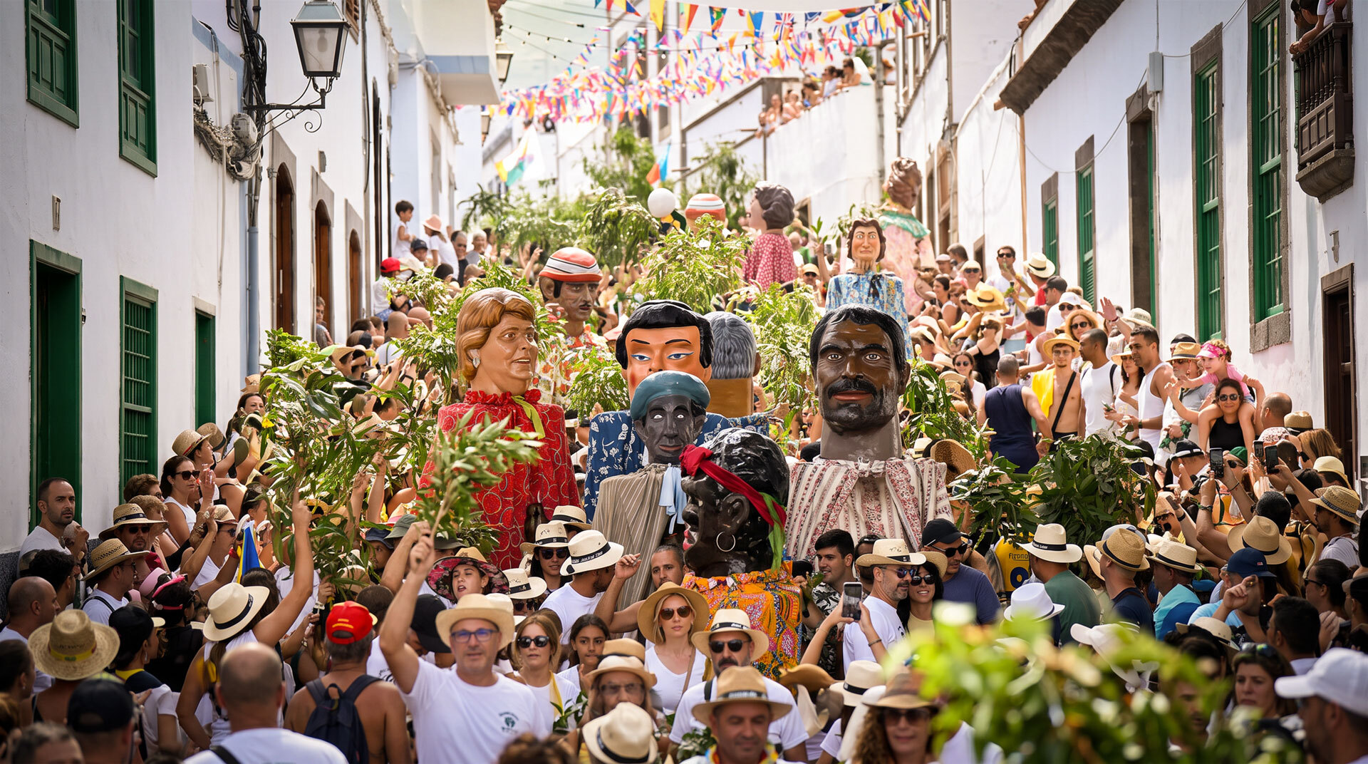 Im August feiert Gran Canaria die Bajada de la Rama – ein traditionelles Volksfest, bei dem Zweige tanzend durch die Straßen getragen werden.