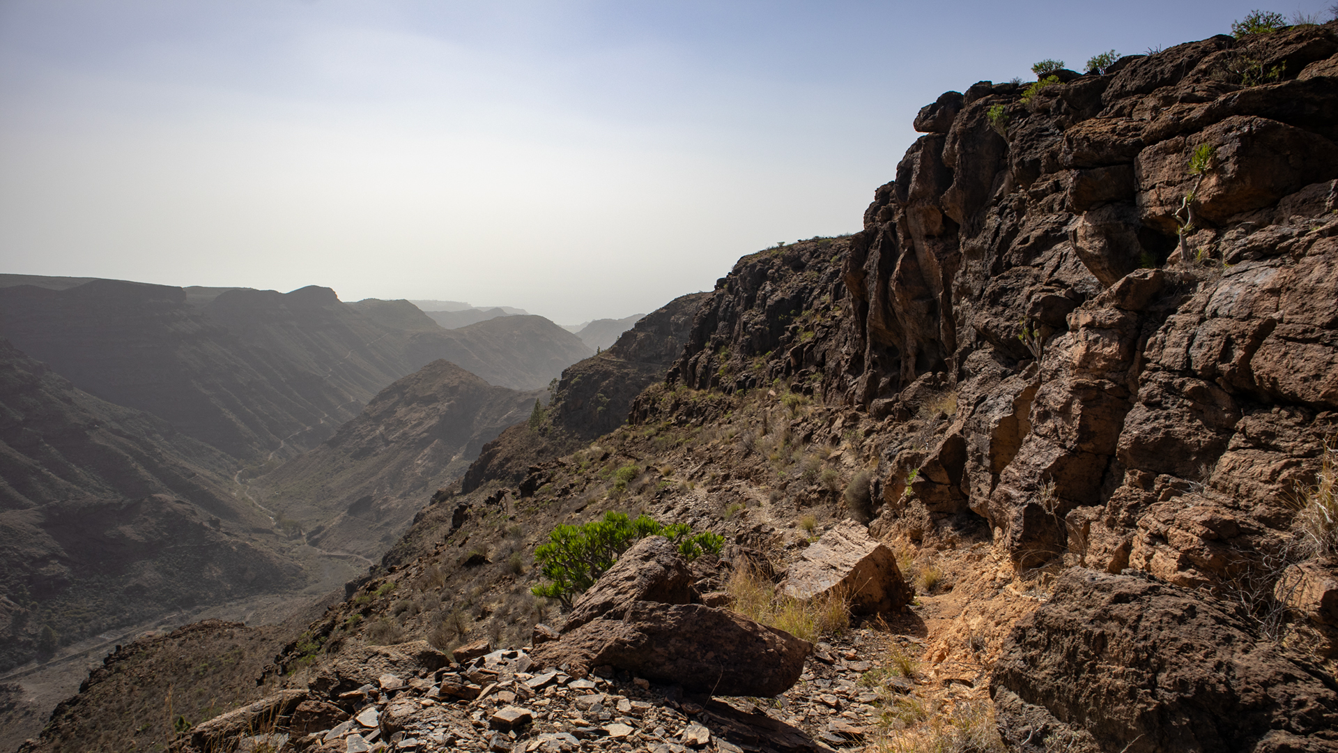 Roque Nublo und Rana erheben sich oberhalb des Risco La Fogalera.