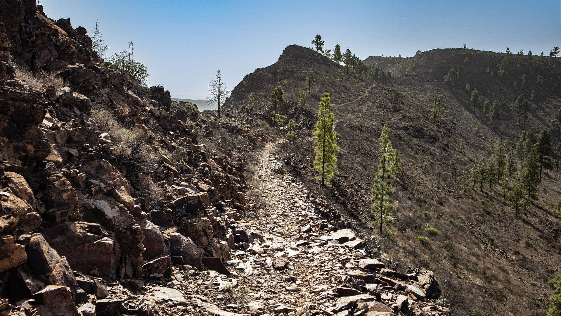 Wanderweg entlang der Lapasschlucht.