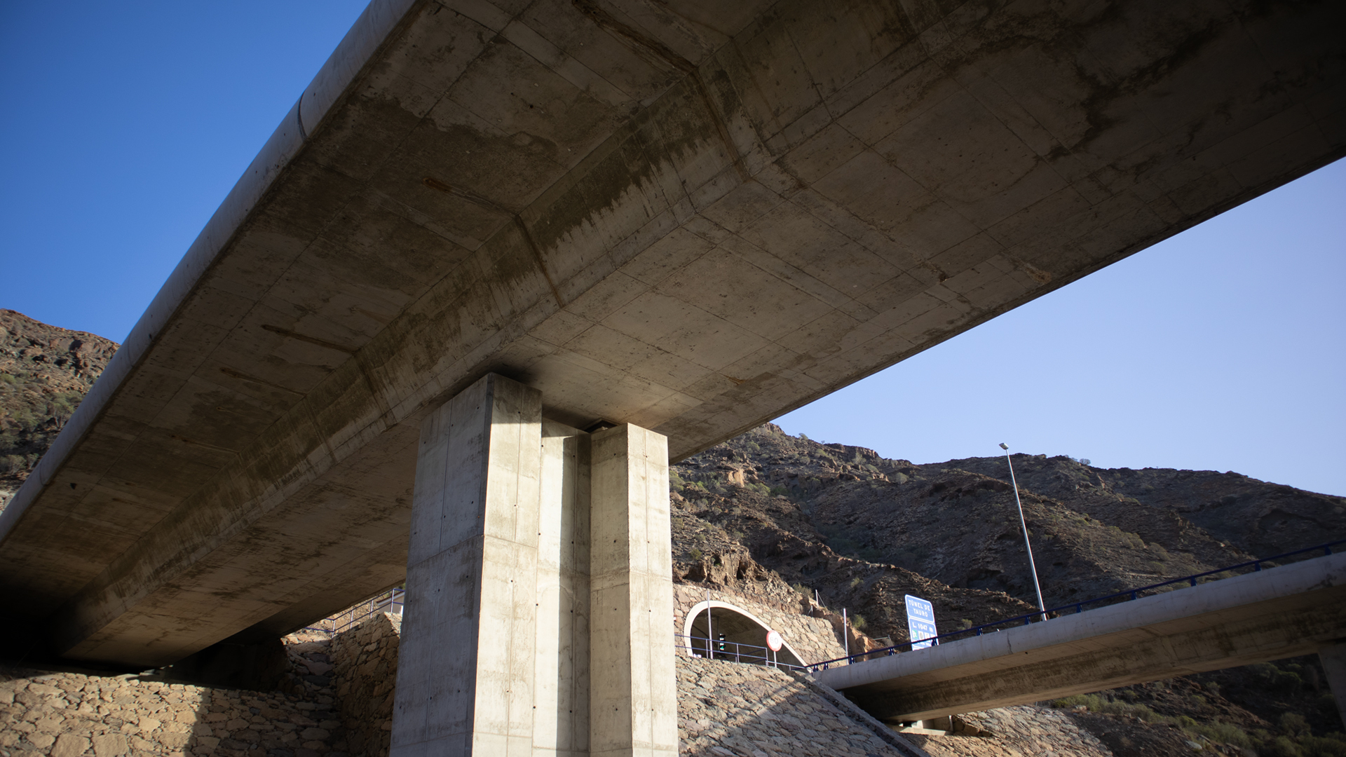 Unterquerung der Autopista del Sur auf dem Weg zur Playa de Tauro.