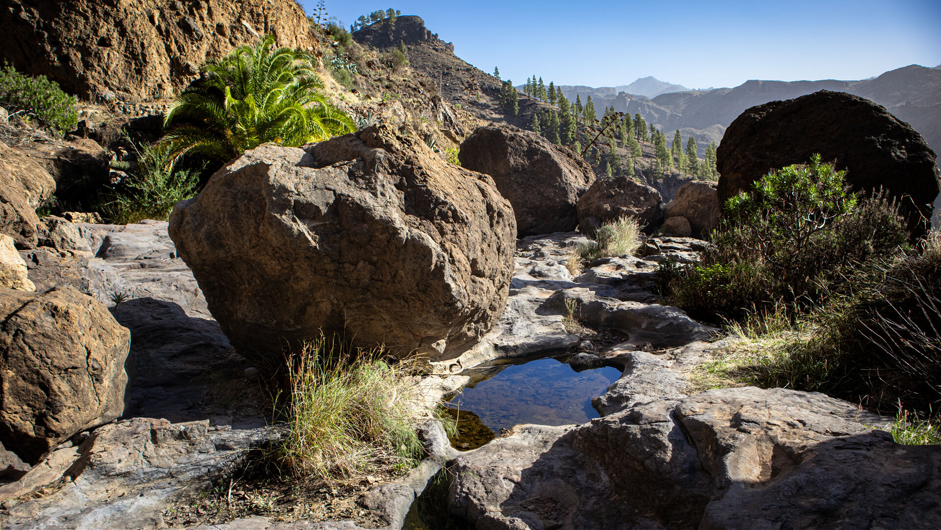 Geschliffene Felsen und Wassergumpen an der Cascada Bonita